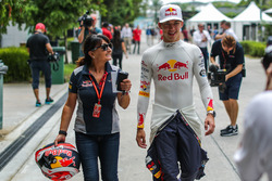 Pierre Gasly, Scuderia Toro Rosso et Fabiana Valenti, attachée de presse Scuderia Toro Rosso
