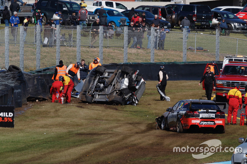 Crash: Todd Hazelwood, Brad Jones Racing Holden