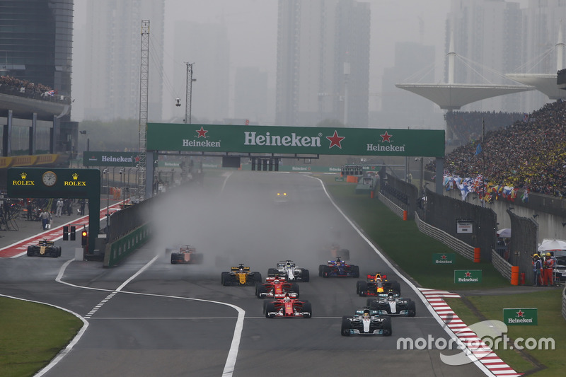 Lewis Hamilton, Mercedes AMG F1 W08, leads Sebastian Vettel, Ferrari SF70H, Valtteri Bottas, Mercede