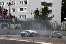 Аварія: Гері Паффетт, Mercedes-AMG Team HWA, Mercedes-AMG C63 DTM, та Майк Роккенфелер, Audi Sport T