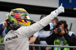 Льюіс Хемілтон, Mercedes AMG F1 радіє поулу у закритому парку