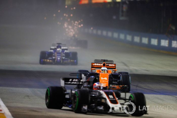 Romain Grosjean, Haas F1 Team VF-17 y Fernando Alonso, McLaren MCL32 y Marcus Ericsson, Sauber C36
