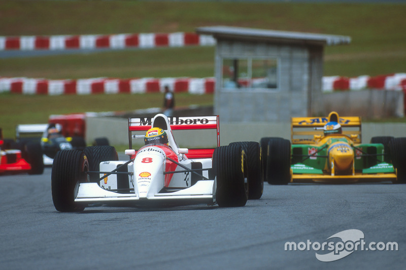 Ayrton Senna, McLaren MP4/8 Ford devant Michael Schumacher, Benetton B192B Ford