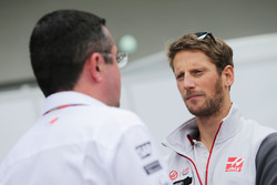 Эрик Булье, гоночный директор McLaren и Ромен Грожан, Haas F1 Team