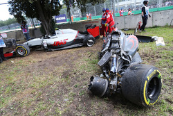 Der McLaren MP4-31 von Fernando Alonso, McLaren und der Haas VF-16 von Esteban Gutierrez, Haas F1 Team, nach dem Rennunfall