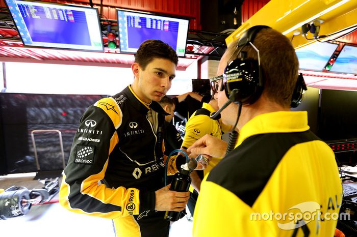 Esteban Ocon, Renault Sport F1 Team, junto al ingeniero Mark Slade en pruebas en el Circuito de Barcelona Catalunya
