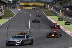 Daniel Ricciardo, Red Bull Racing RB12 leads behind the FIA Safety Car