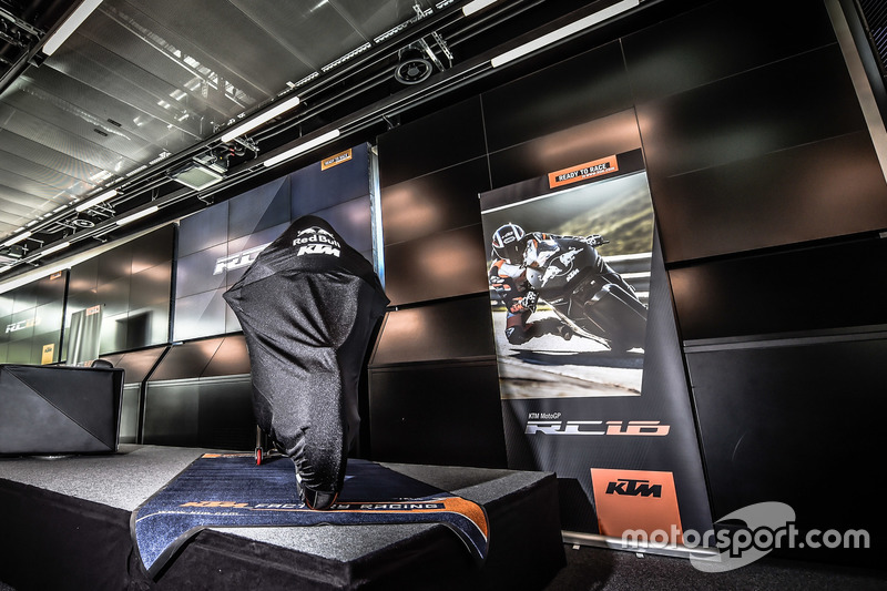(No corrieron en 2016, fue presentación de cara a 2017) Moto KTM cubierta