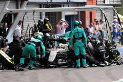 Lewis Hamilton, Mercedes AMG F1 W07 Hybrid hace una parada en boxes