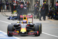 Макс Ферстаппен, Red Bull Racing RB12, робить піт-стоп
