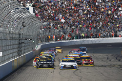 Start: Carl Edwards, Joe Gibbs Racing Toyota leads