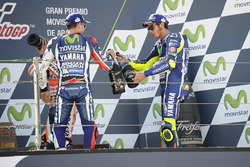 Podio: il secondo classificato Jorge Lorenzo, Yamaha Factory Racing, il terzo classificato Valentino