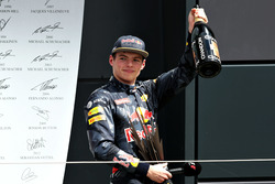 Max Verstappen, Red Bull Racing RB12 feiert auf dem Podium