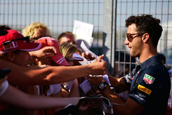 Daniel Ricciardo, Red Bull Racing firma de autógrafos para los fans