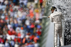 Podio: ganador de la carrera Lewis Hamilton, Mercedes AMG F1
