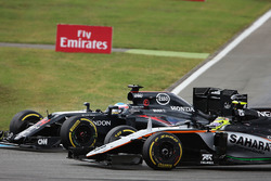 Fernando Alonso, McLaren MP4-31 en Sergio Perez, Sahara Force India F1 VJM09, strijden om positie