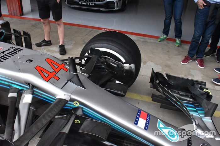 Um outro olhar no novo apêndice vertical adicionado à suspensão Mercedes.