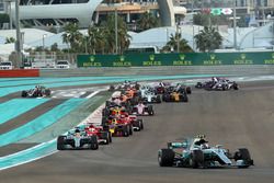 Valtteri Bottas, Mercedes-Benz F1 W08 leads at the start