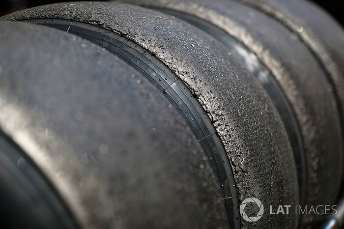 Detalle de neumáticos Pirelli
