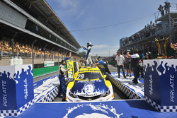 Daniel Serra comemora título da Stock Car
