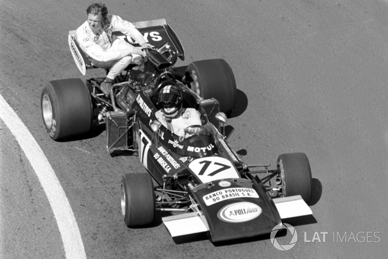 Carlos Pace, Williams March 711, Ronnie Peterson, Tyrrell'ı aracının üstünde taşıyor