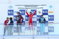 Podio Gara 1: il secondo classificato Leonardo Lorandi, Bhaitech, il vincitore Enzo Fittipaldi, Prema Theodore Racing, il terzo classificato Federico Malvestiti, Jenzer Motorsport