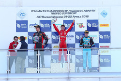 Podio Gara 1: il secondo classificato Leonardo Lorandi, Bhaitech, il vincitore Enzo Fittipaldi, Prema Theodore Racing, il terzo classificato Federico Malvestiti, Jenzer Motorsport