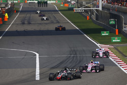 Romain Grosjean, Haas F1 Team VF-18 Ferrari,leads Esteban Ocon, Force India VJM11 Mercedes, Sergio Pérez, Force India VJM11 Mercedes