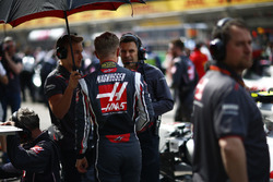 Kevin Magnussen, Haas F1 Team, sur la grille avec les mécaniciens Haas
