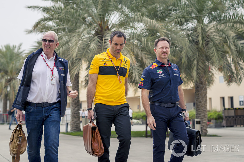 Dr Helmut Marko, Red Bull Motorsport Consultant, Cyril Abiteboul, Renault Sport F1 Managing Director