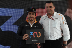 Fernando Alonso, McLaren festeggia i suoi 300 GP con Eric Boullier, McLaren Racing Director