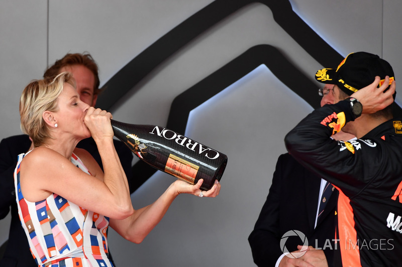 La princesse Charlene de Moanco sur le podium avec le champagne