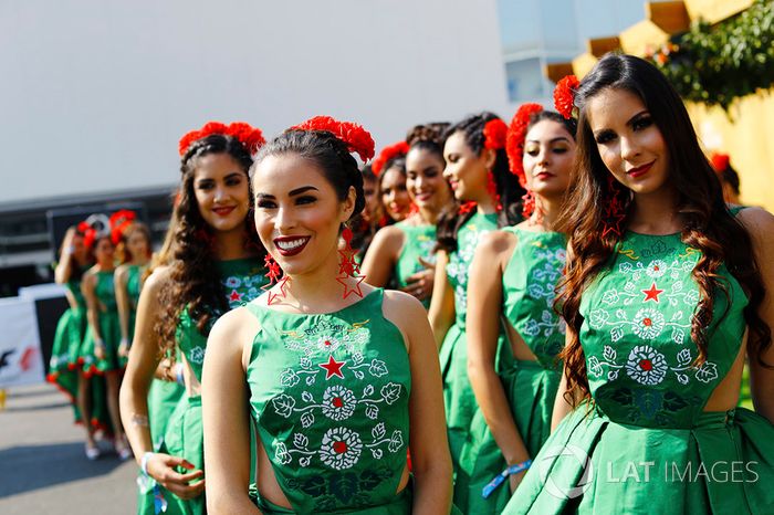 Chicas en el paddock