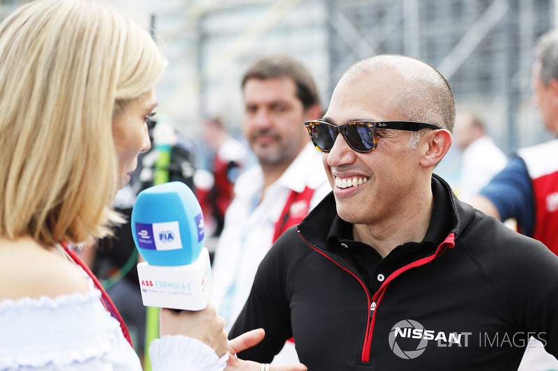 Presenter Formula E, Nicki Shields, berbincang dengan Michael Carcamo, Nissan Motorsport