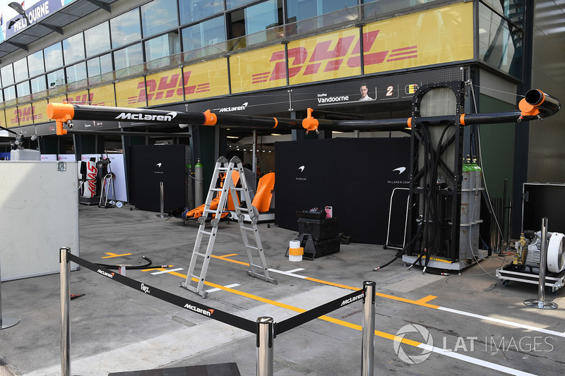 McLaren pit box preparations