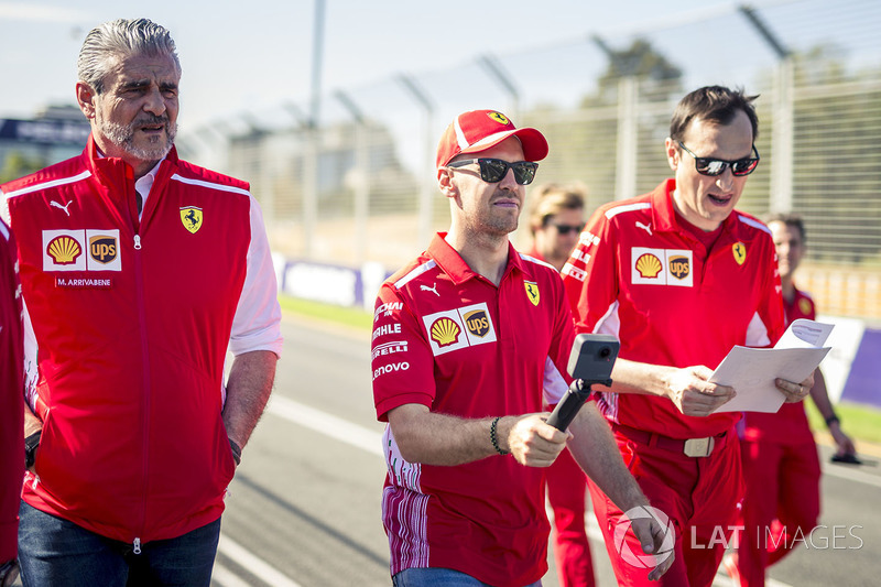 Sebastian Vettel, Ferrari camina en la pista con Maurizio Arrivabene, Ferrari y Riccardo Adami, inge