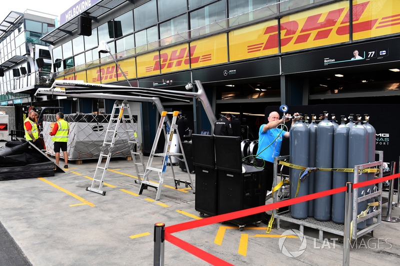 Alfa Romeo Sauber F1 Team freight and pit box preparations