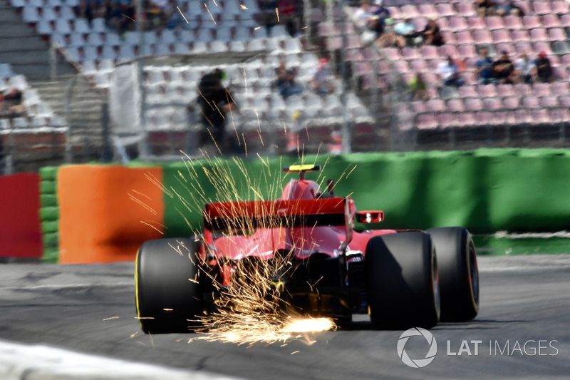 Kimi Raikkonen, Ferrari SF71H sparks