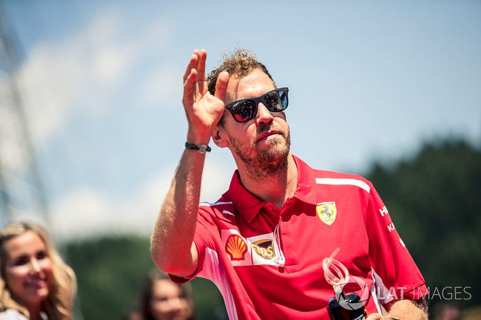 Sebastian Vettel, Ferrari, en el drivers parade