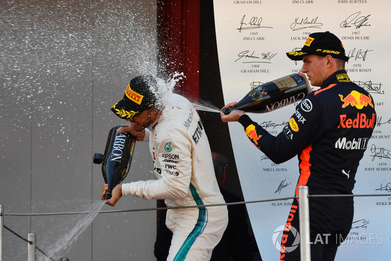 Il vincitore della gara Lewis Hamilton, Mercedes-AMG F1 e Max Verstappen, Red Bull Racing festeggiano sul podio con lo champagne