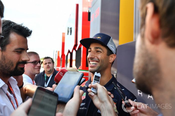 Daniel Ricciardo, Red Bull Racing, habla con los medios
