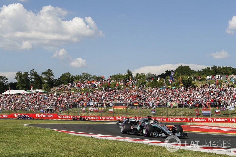 Lewis Hamilton, Mercedes AMG F1 W09 en la salida