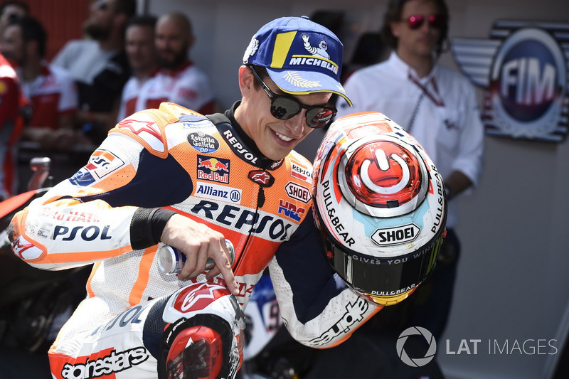 Marc Marquez, Repsol Honda Team, montrant son genou râpé