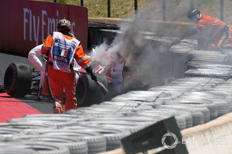 Marcus Ericsson, Sauber C37 choca en la PL1 y se incendia
