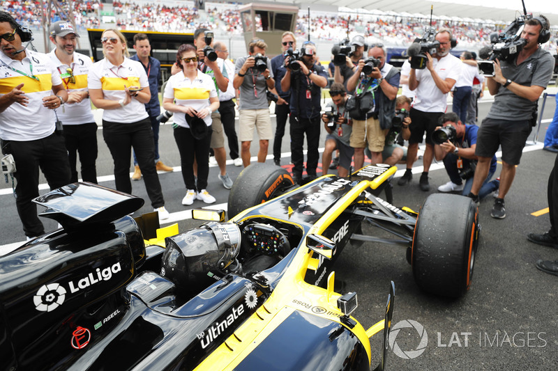 Aseel Al-Hamad, vuelve a boxes tras pilotar el F1 E20 de Renault de 2012 en el Renault Passion Parade
