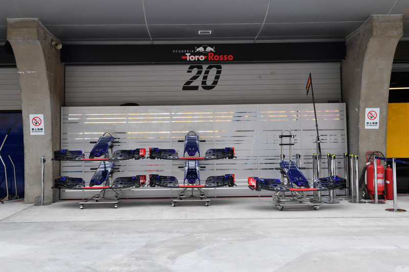 Scuderia Toro Rosso STR13 nose and front wings