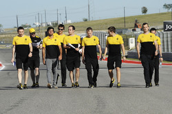 Carlos Sainz Jr., Renault Sport F1 Team walks the track with the team