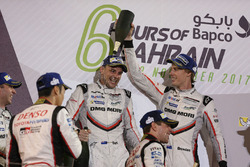 Podium LMP1: deuxième place Timo Bernhard, Earl Bamber, Brendon Hartley