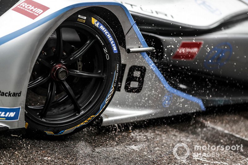 La pioggia colpisce l'anteriore della monoposto di Edoardo Mortara, Venturi Formula E, Venturi VFE05