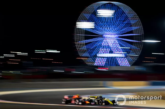 Nico Hulkenberg, Renault R.S. 19, supera Pierre Gasly, Red Bull Racing RB15